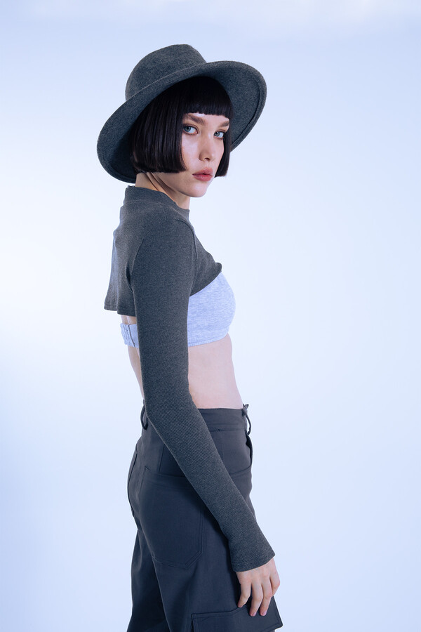 Anthrazitfarbener kurz geschnittener Trikot-Pullover mit Fingerlöchern – modischer Crop-Pullover - 3