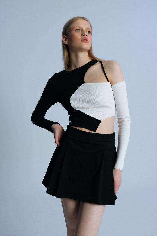 BLACK FRONT PLEATED LOW WAIST BACK SHORTS SKIRT - BERFUĞ KIRAN (1)