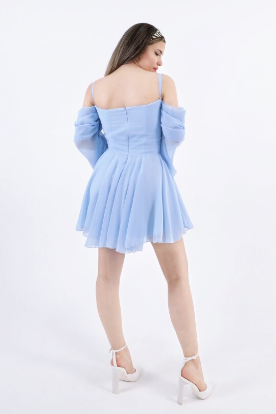 Blaues Chiffonkleid mit Trägern, langen Ärmeln und Volantrock - 5
