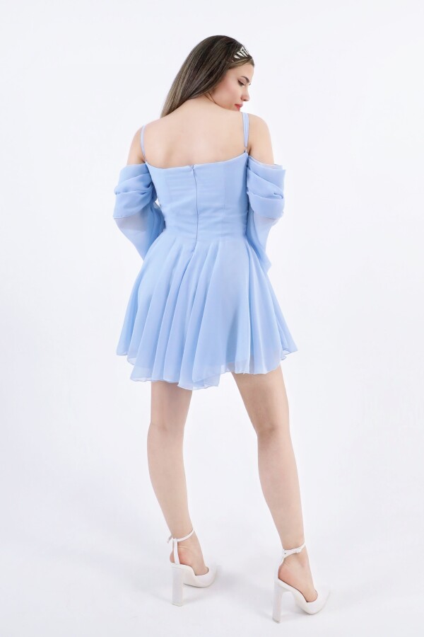 Blaues Chiffonkleid mit Trägern, langen Ärmeln und Volantrock - 5
