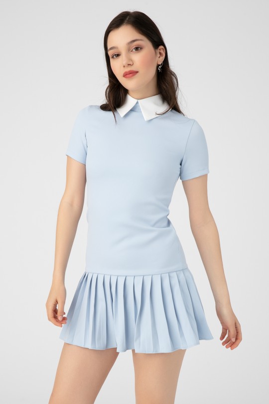 Blaues Kleid mit plissiertem Rockteil und weißem Kragen 
