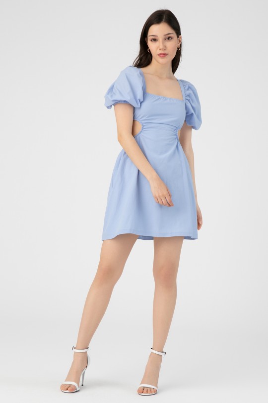 Blaues Kleid mit seitlichen Cut-outs und Rücken zum Binden 
