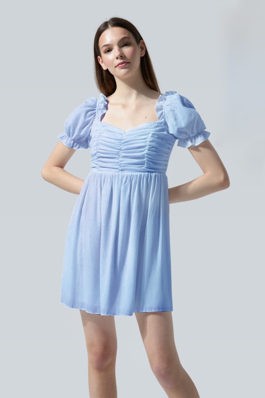 Blaues kurzes Kleid mit Puffärmeln gerafftem Brustteil und fließendem Schnitt 