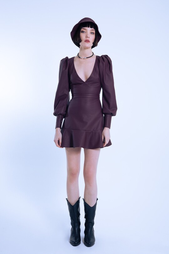 Elegantes kurzes Lederkleid in Bordeaux mit V-Ausschnitt, Puffärmeln und Rüschenabschluss 
