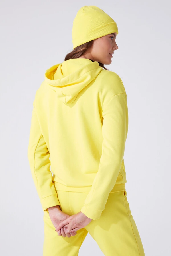 Gelbes Kapuzen-Sweatshirt mit weitem Schnitt - 3