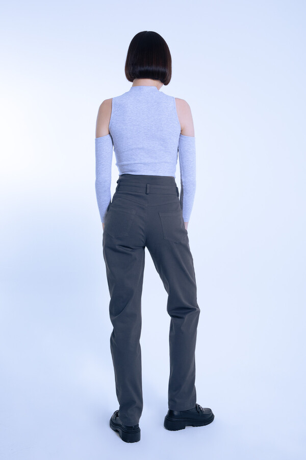 Graue Hose mit zwei Gurten und Taillendetail - 3