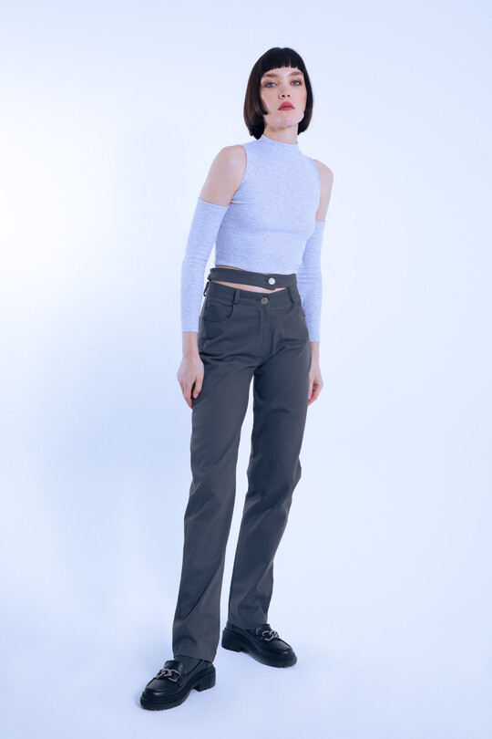 Graue Hose mit zwei Gurten und Taillendetail - 2
