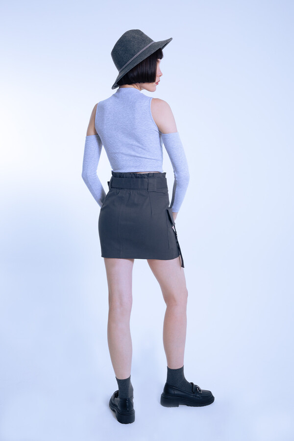 Gray high-waist mini skirt with D-ring belt and pockets - 5