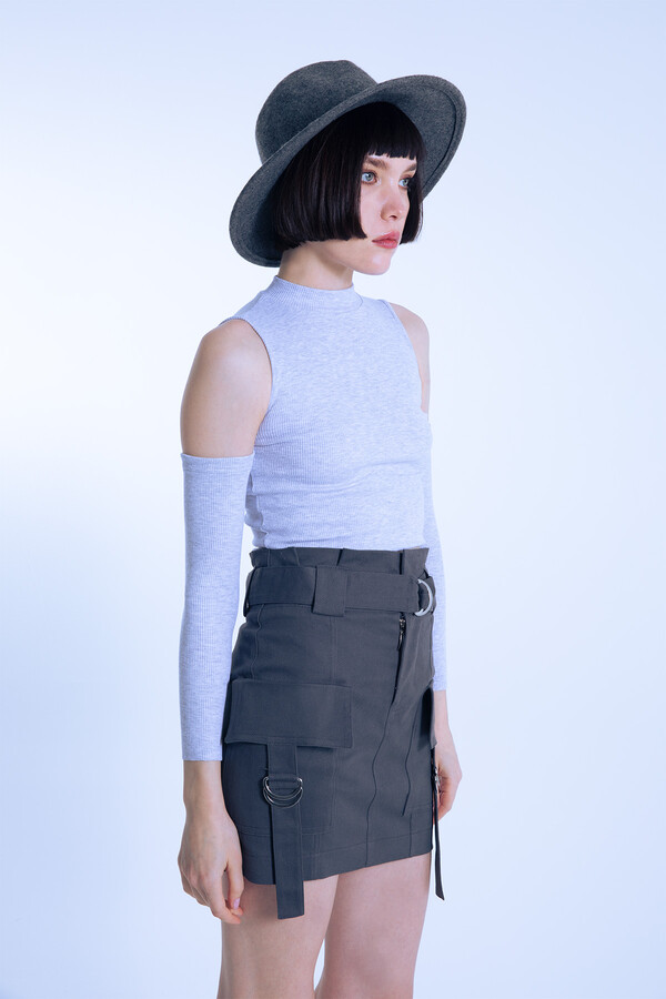 Gray high-waist mini skirt with D-ring belt and pockets - 3