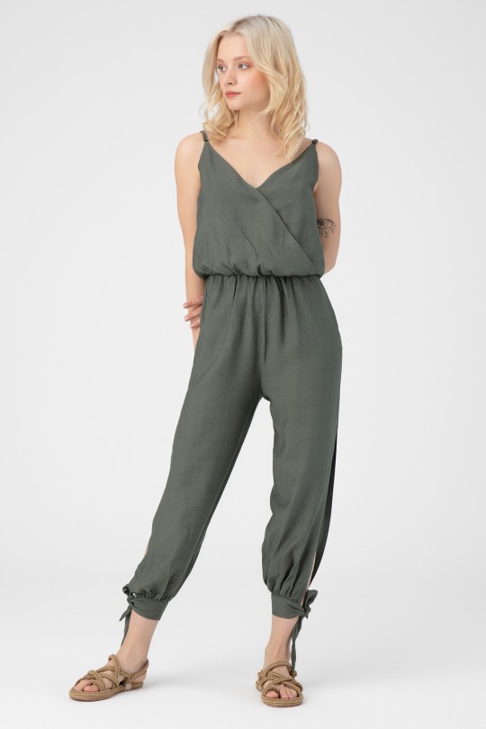 Grüner Leinen-Jumpsuit mit Wickelkragen und am Knöchel gebunden 