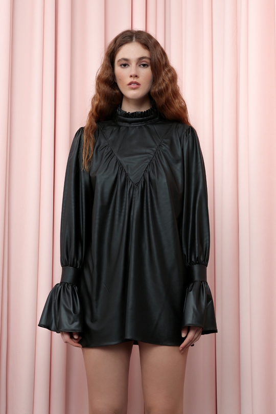 KURZES KLEID MIT SCHLAFÄRMELN UND HEMDBRUST - BERFUĞ KIRAN