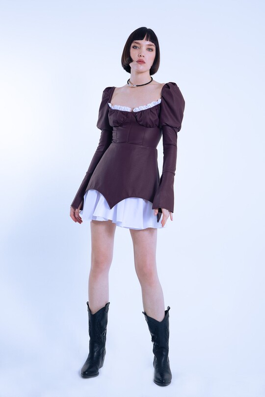 Kurzes Lederkleid mit Puffärmeln und bordeauxfarbenem Saum 