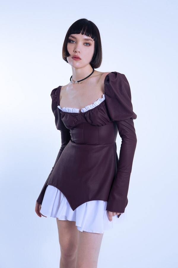 Kurzes Lederkleid mit Puffärmeln und bordeauxfarbenem Saum - 2