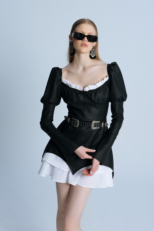 Kurzes Lederkleid mit Puffärmeln und schwarzem Saum - 3