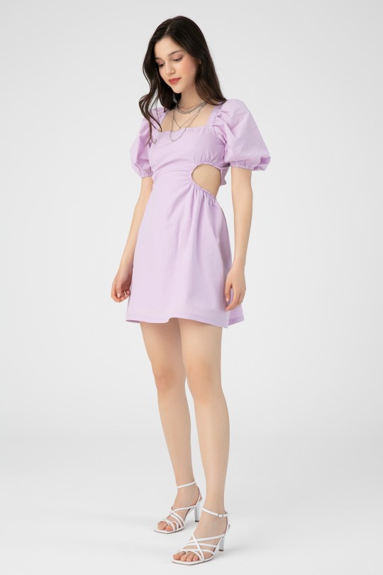 Lila Kleid mit seitlichen Cut-outs und Rücken zum Binden 