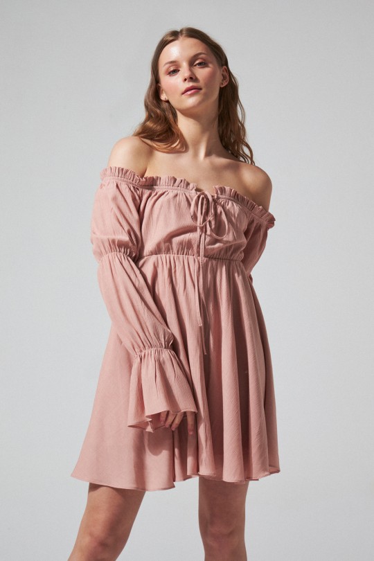 Puderfarbenes Crinkle-Kleid mit langen Ärmeln und Bindung an der Brust 