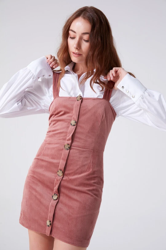 ROSA MINIKLEID MIT KNOPFLEISTE VORNE UND TRÄGERN - BERFUĞ KIRAN (1)