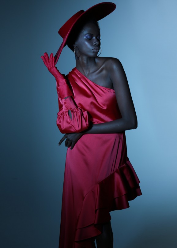 ROTES EINÄRMELIGES ASYMMETRISCHES ABENDKLEID MIT VOLANTROCK - BERFUĞ KIRAN