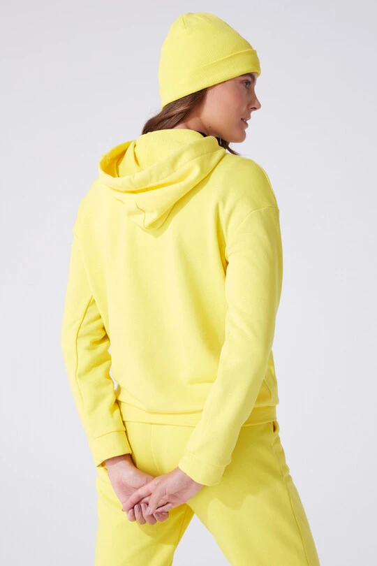 SARI KAPÜŞONLU SALAŞ KESİM SWEATSHİRT - 3