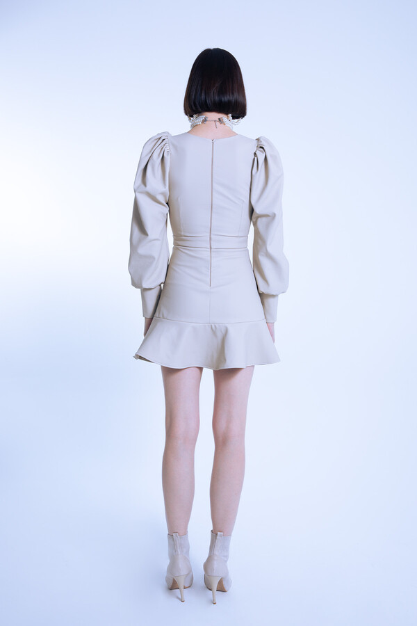 Schickes kurzes Lederkleid in Taupe mit V-Ausschnitt, Puffärmeln und Rüschenabschluss - 6