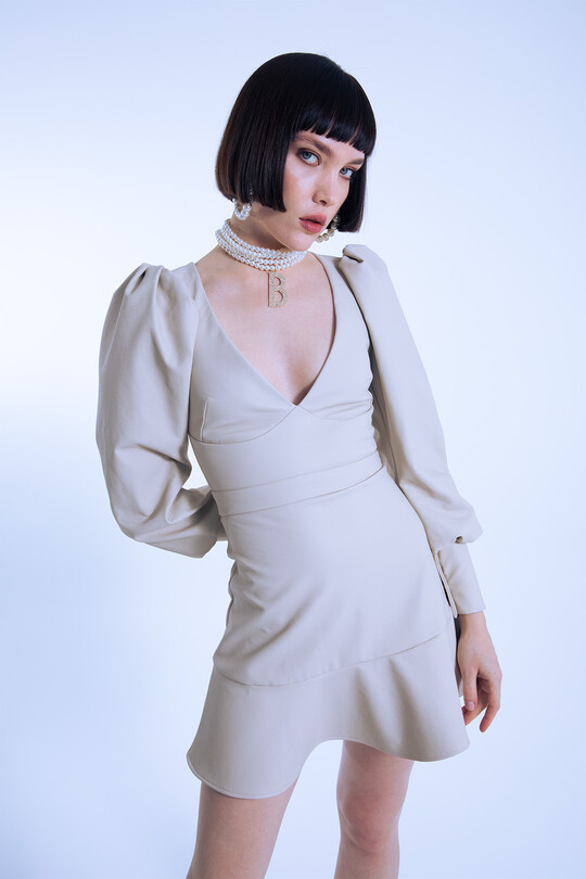 Schickes kurzes Lederkleid in Taupe mit V-Ausschnitt, Puffärmeln und Rüschenabschluss - 1