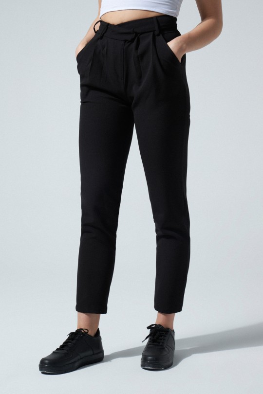 SCHWARZE HOSE MIT ÜBERKREUZTER TAILLE - BERFUĞ KIRAN (1)