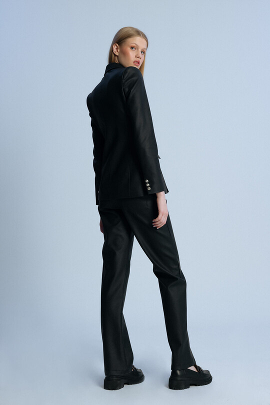 Schwarze Leder-Crossover-Jacke mit tailliertem Schnitt - 4
