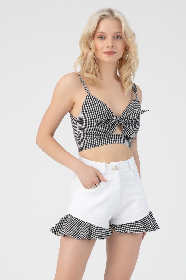 Schwarze Rockkante mit Rüschen, weiße Shorts - 1