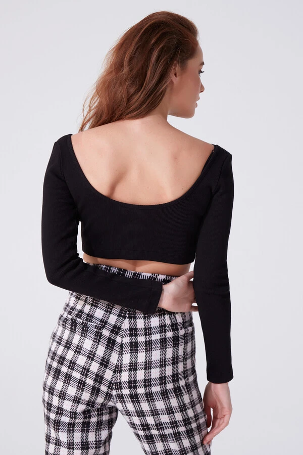 Schwarzes Crop-Top mit offenem Ausschnitt und langen Ärmeln - 3