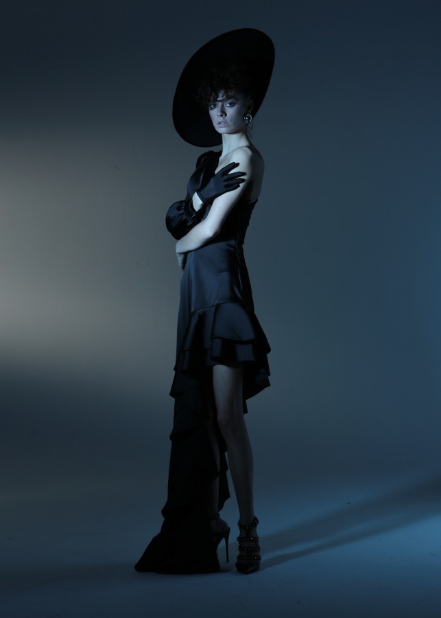 SCHWARZES EINÄRMELIGES ASYMMETRISCHES ABENDKLEID MIT VOLANTROCK - 1