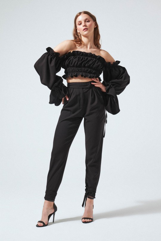 Schwarzes, elastisches, schulterfreies Crop-Top mit gerafften Ärmeln 