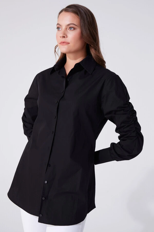 Schwarzes Kleid mit gerafften Ärmeln - 2