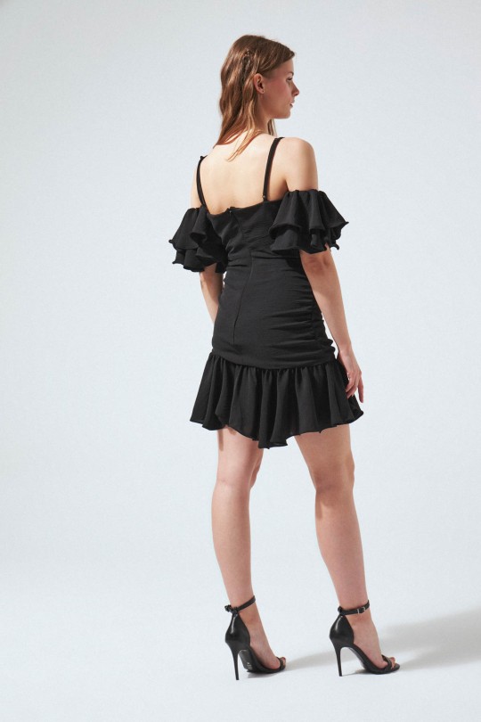 Schwarzes Kleid mit Rüschen an Ärmeln und Saum sowie gerafftem Rock - 3