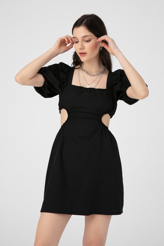 Schwarzes Kleid mit seitlichen Cut-outs und Rücken zum Binden 
