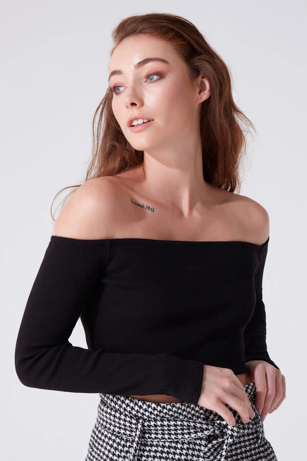 Schwarzes Langarm-Crop-Top mit offenen Schultern - 2