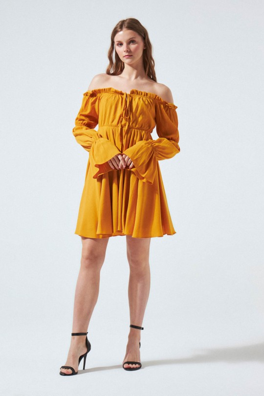 Senffarbenes Crinkle-Kleid mit langen Ärmeln und Bindung an der Brust - 1