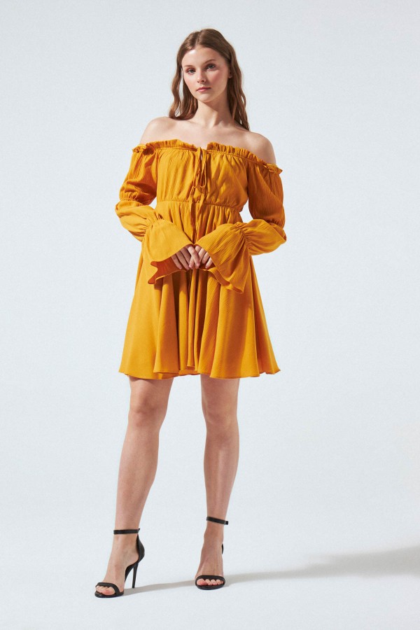 Senffarbenes Crinkle-Kleid mit langen Ärmeln und Bindung an der Brust - 1
