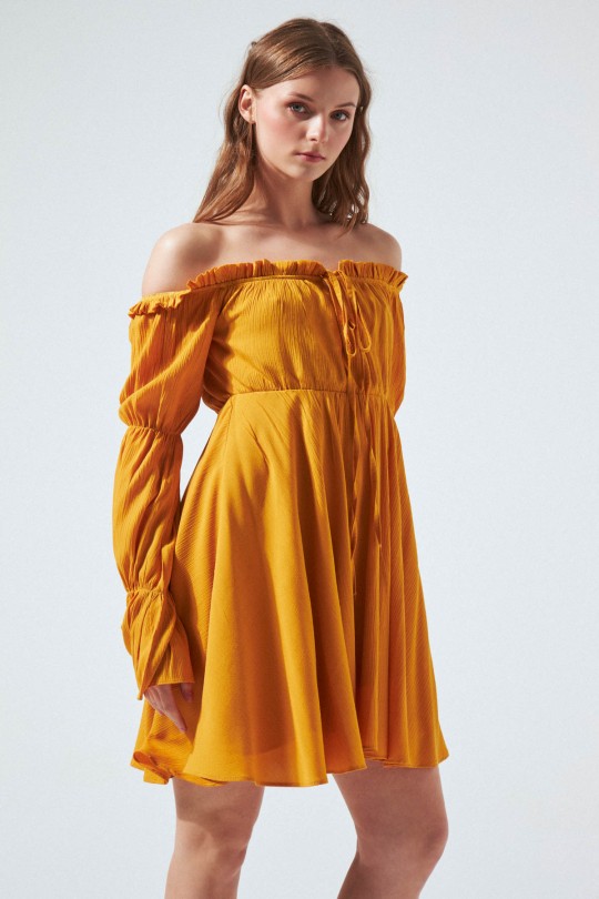 Senffarbenes Crinkle-Kleid mit langen Ärmeln und Bindung an der Brust - 2