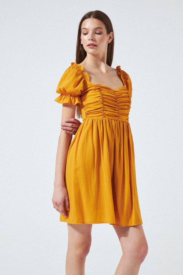 Senfgelbes kurzes Kleid mit geraffter Taille und elastischen Ärmeln - 2