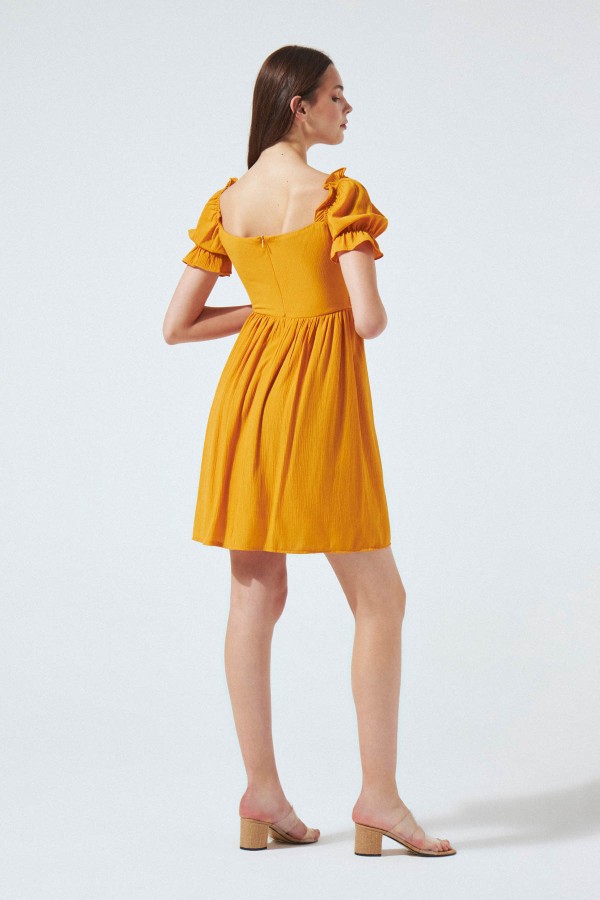 Senfgelbes kurzes Kleid mit geraffter Taille und elastischen Ärmeln - 3