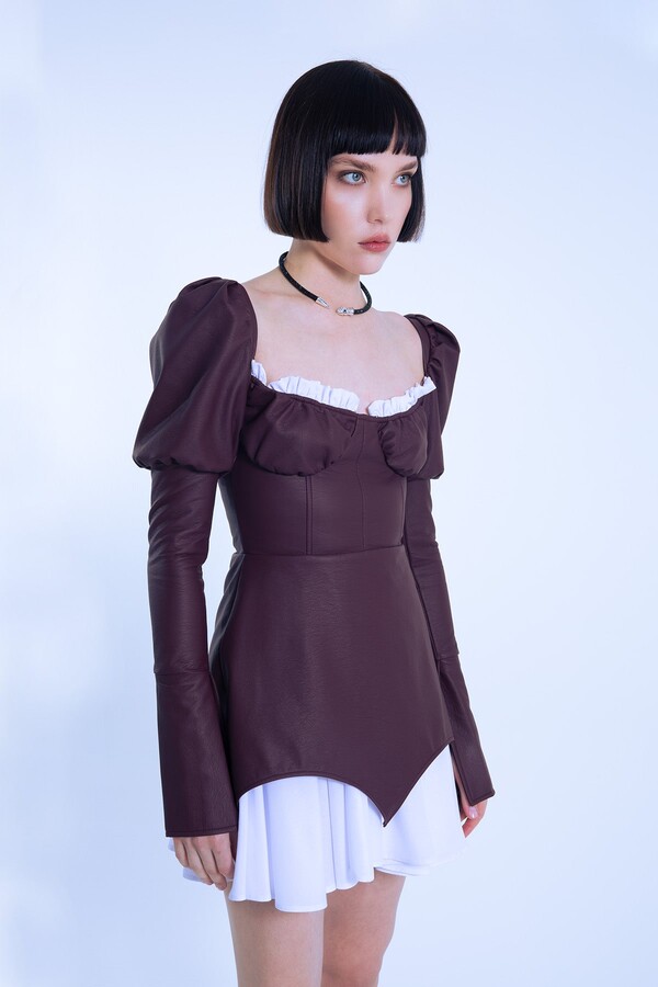 Short leather dress with balloon sleeves and burgundy trim - 3