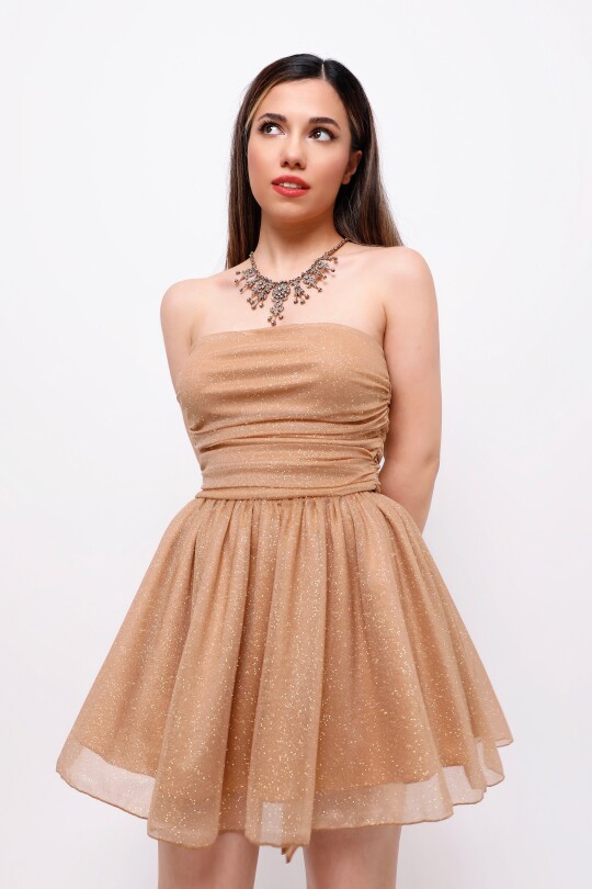 Taupefarbiges Trägerloses Glitzer-Minikleid mit Taillengürtel - 2