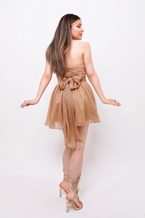 Taupefarbiges Trägerloses Glitzer-Minikleid mit Taillengürtel - 3