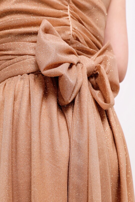 Taupefarbiges Trägerloses Glitzer-Minikleid mit Taillengürtel - 5