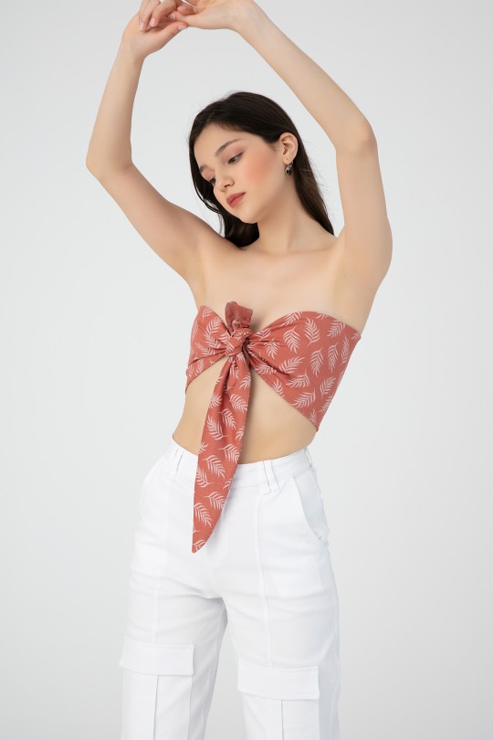 Terrakottafarbendes Crop Top mit Bindeband vorne und Muster 
