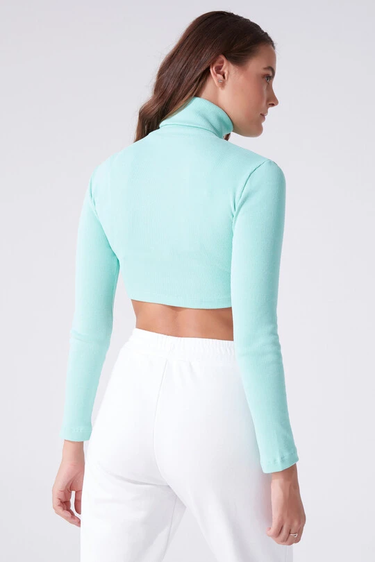 Wassergrünes Rollkragen-Crop-Top mit Stickereidetails - BERFUĞ KIRAN (1)
