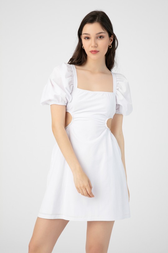 Weißes Kleid mit seitlichen Cut-outs und Rücken zum Binden 