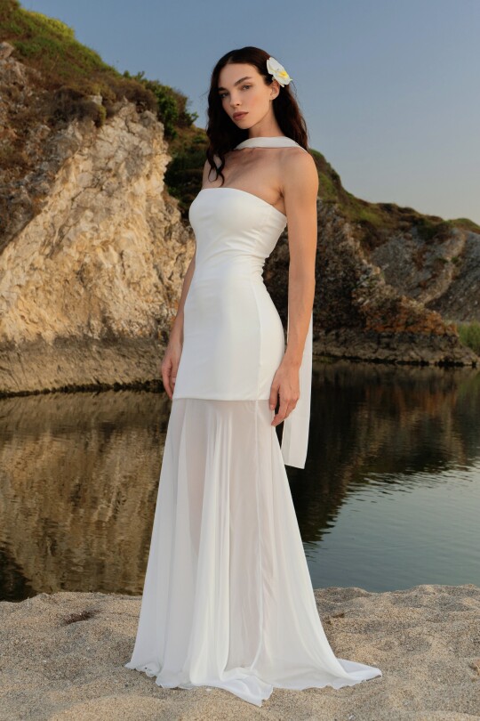Weißes schulterfreies Kleid mit Chiffonrock 